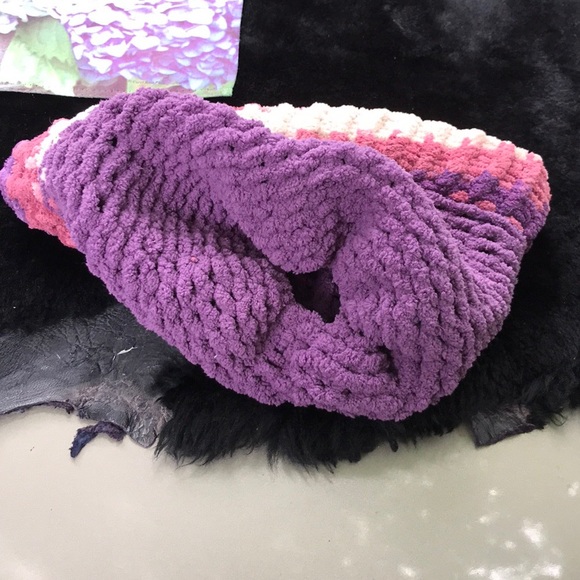 Large Purple Beanie with Ponytail Hole Possibly Hand Knitted Winter Hat - Picture 9 of 10